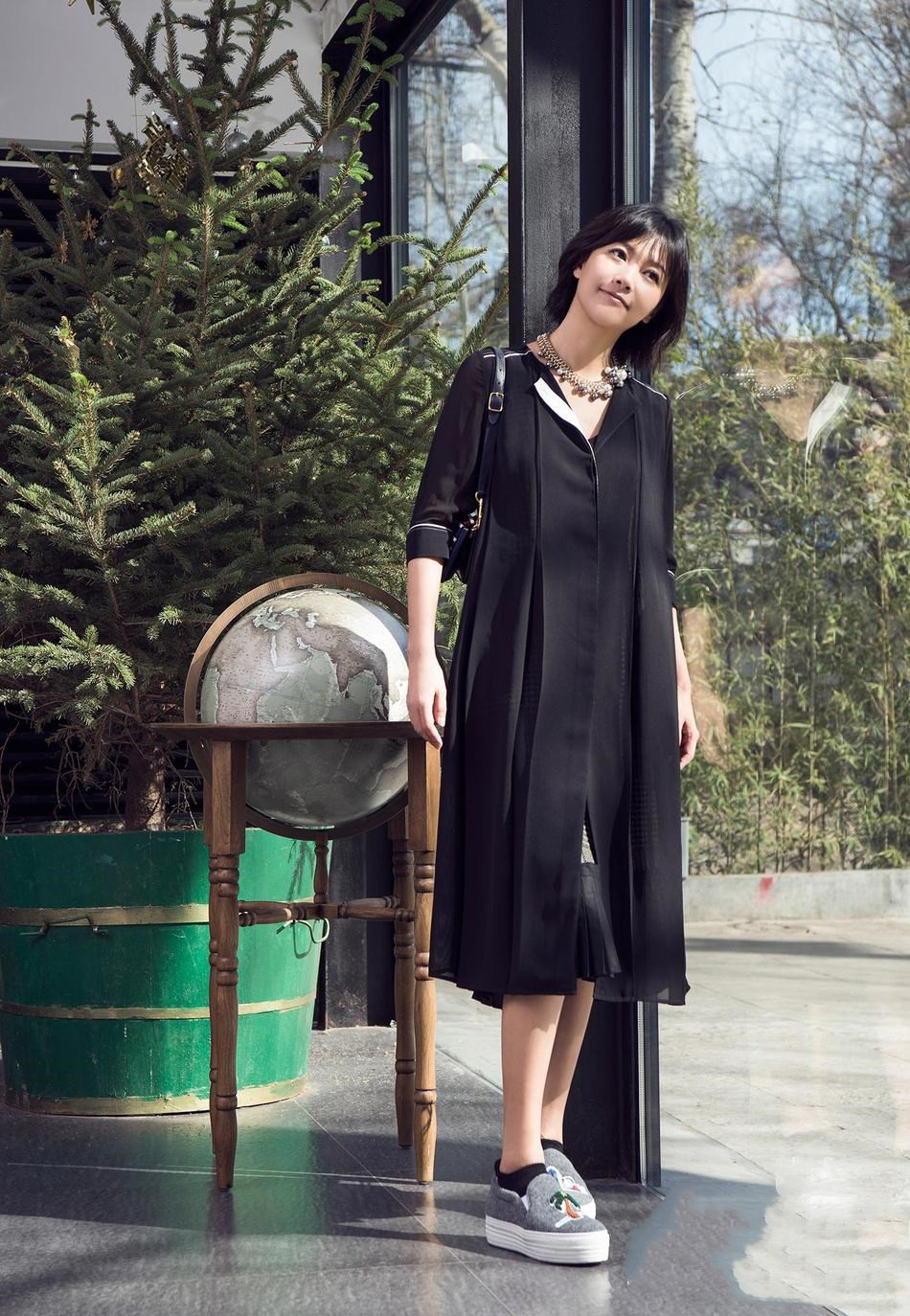 徐静蕾真够自信,属于00后的纱裙也敢照搬来穿,结果美成邻家妹妹