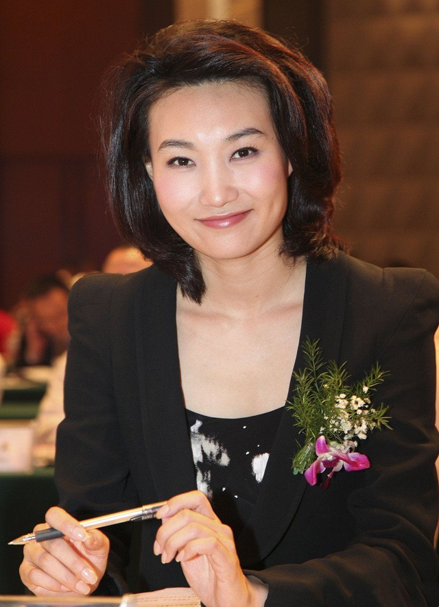 李梓萌也是黑皮肤!无惧素颜皱纹真实,和春妮月亮姐姐同框扮可爱