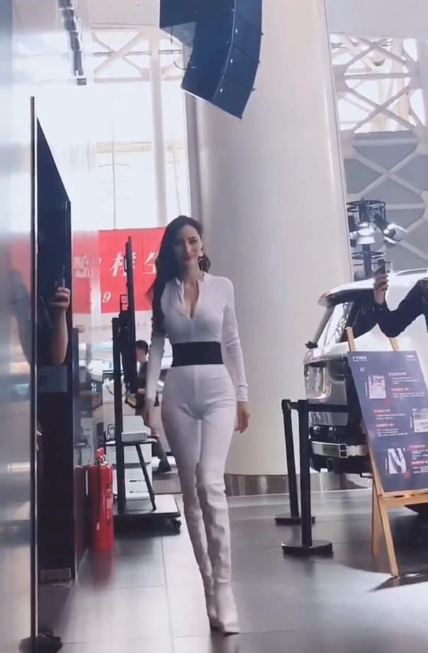 吴春怡以连体衣形象现身,浅尝辄止,有种心动的感觉
