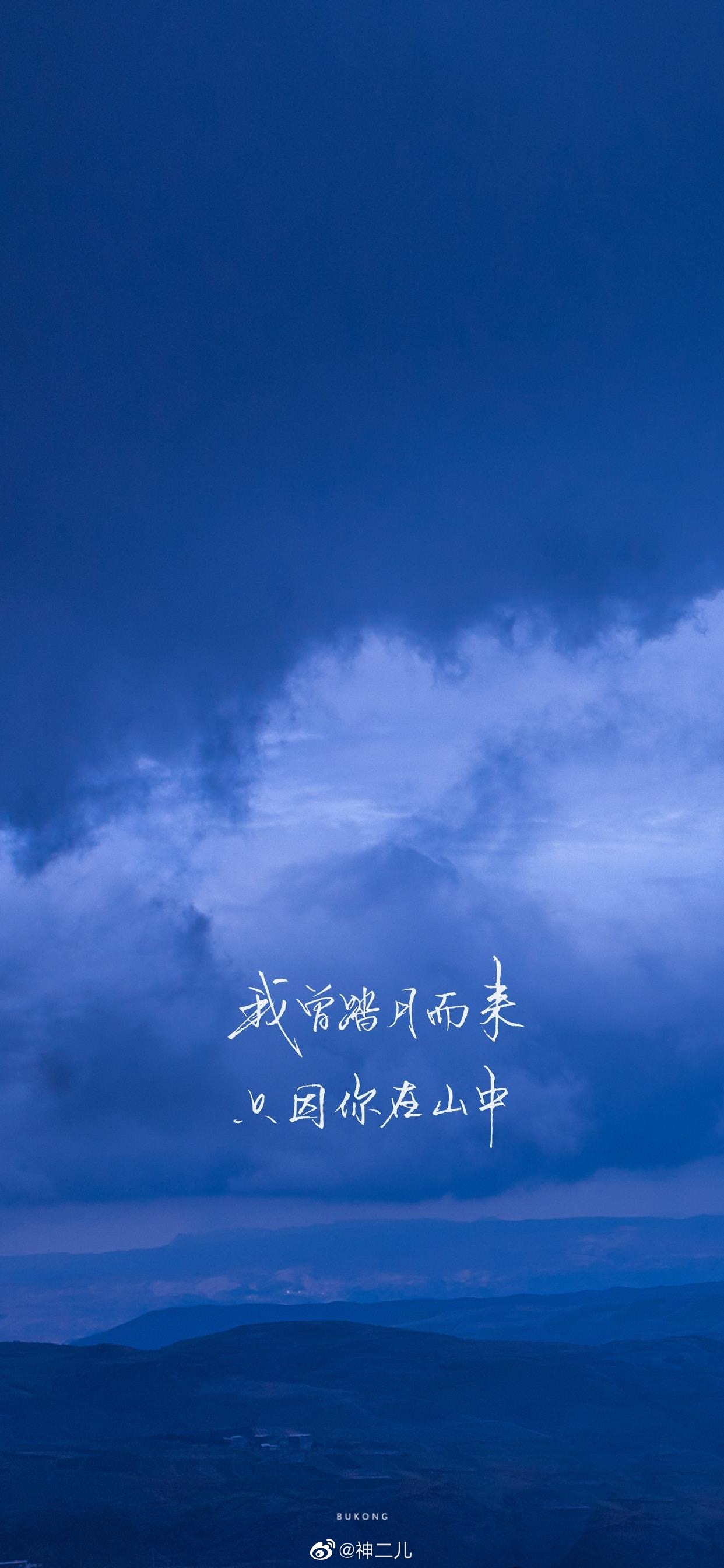 在十二月里等雪花,圣诞树,新年烟火,和更好的我们.