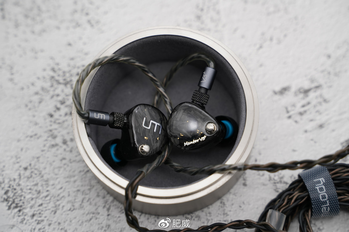 在前端搭配上,mentor v3 不算是难推的耳机,笔者也尝试配合不同类型和
