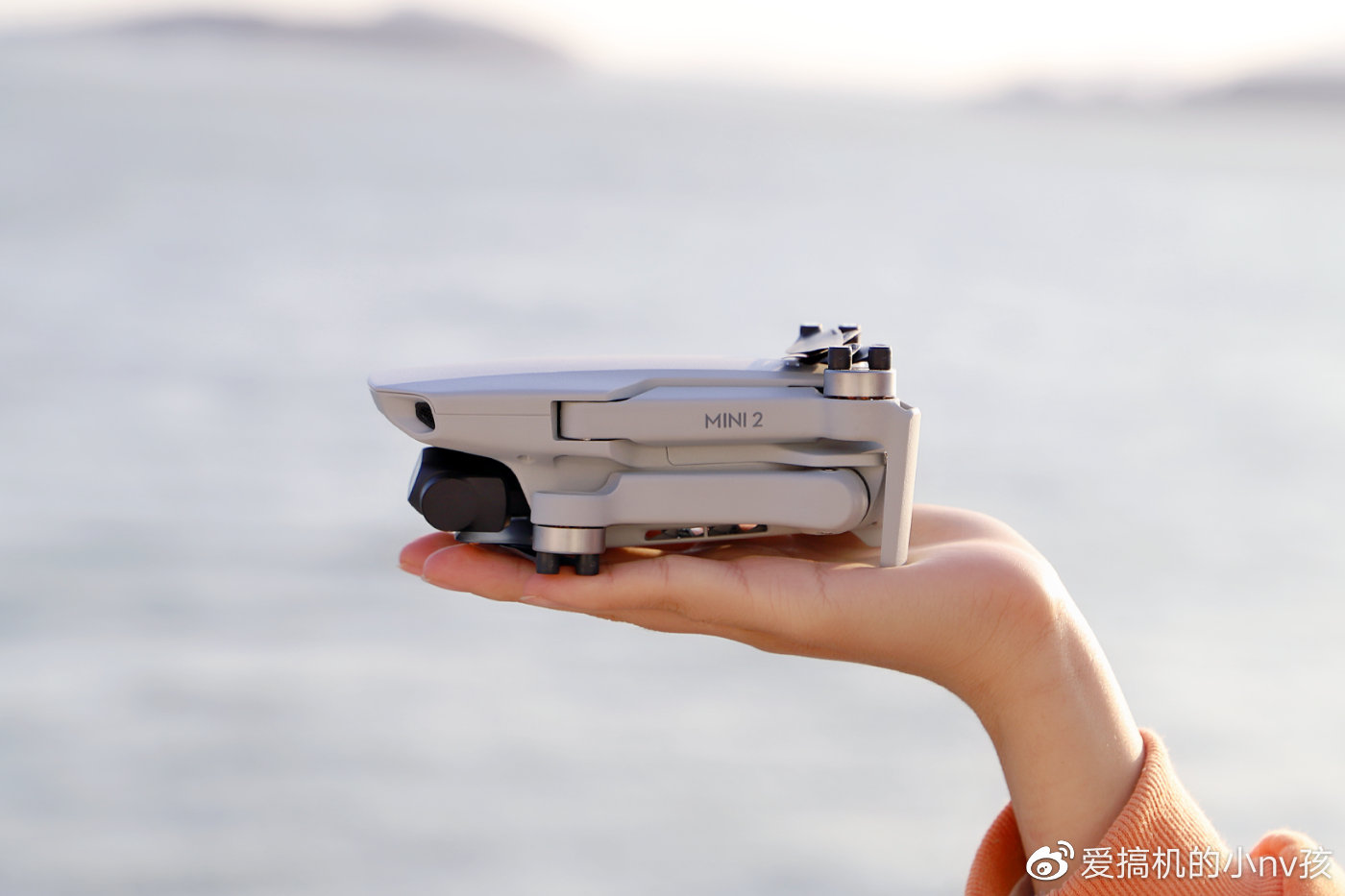 首先,我们看一下dji mini 2包装中都有哪些配件.