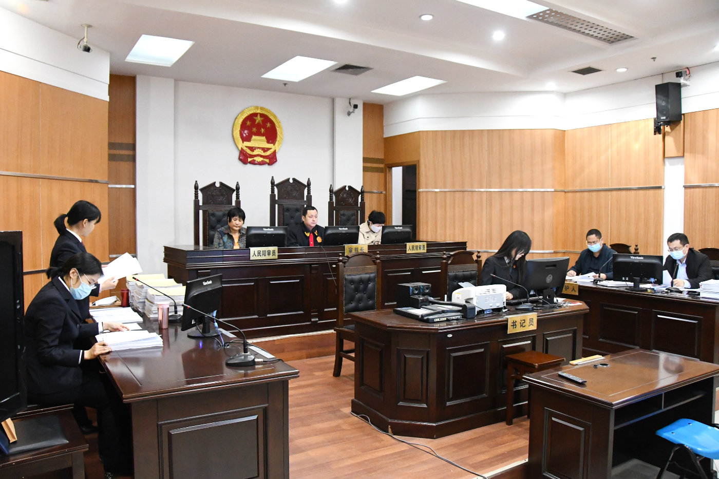 东营区法院开庭审理梁爱民涉嫌犯贪污罪受贿罪一案