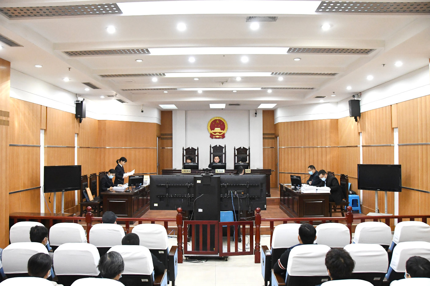 东营区法院开庭审理梁爱民涉嫌犯贪污罪受贿罪一案