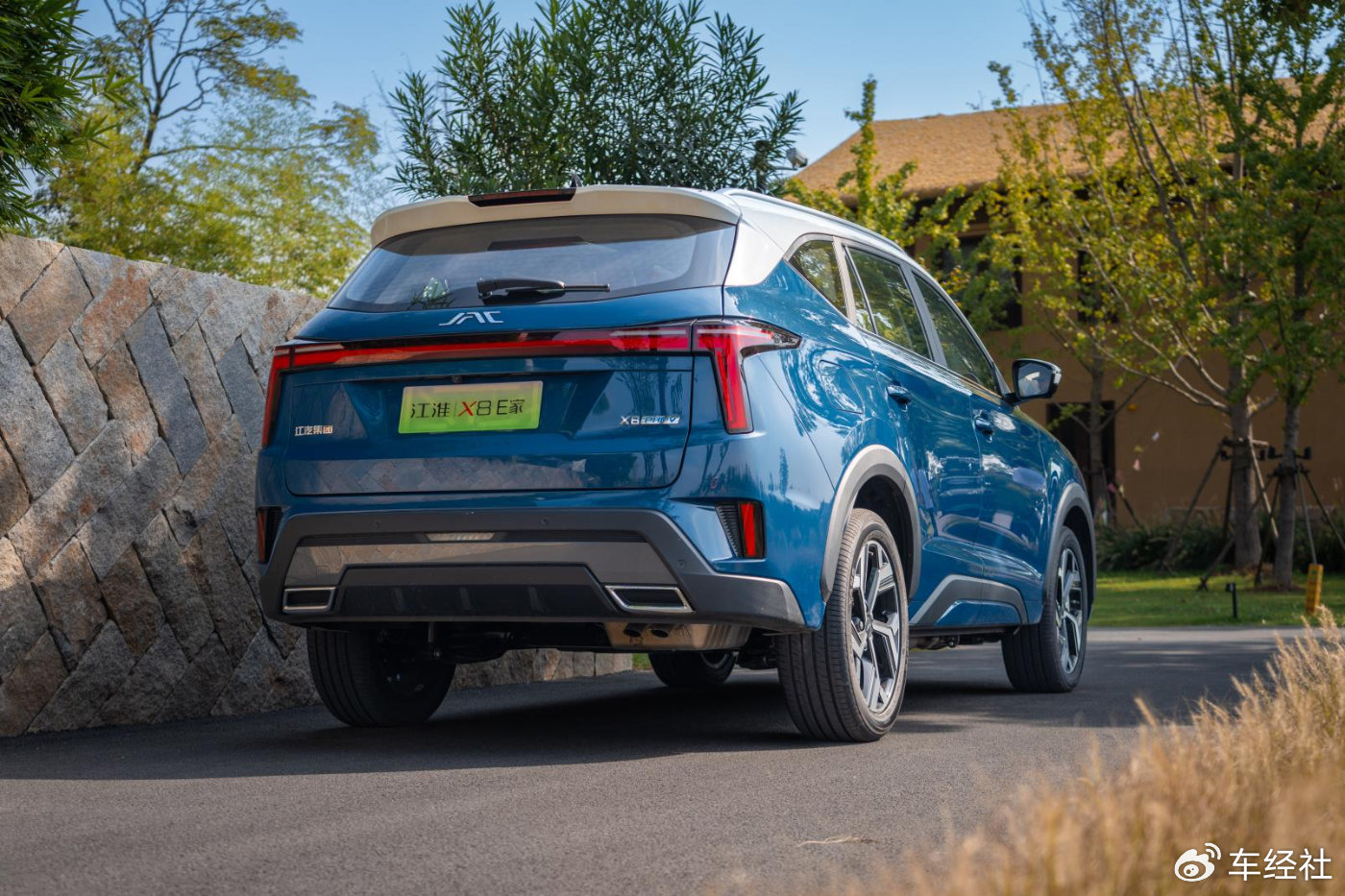 5/6/7座任你选，9.98万元起售的电混SUV，江淮X8 E家到底有多狠？