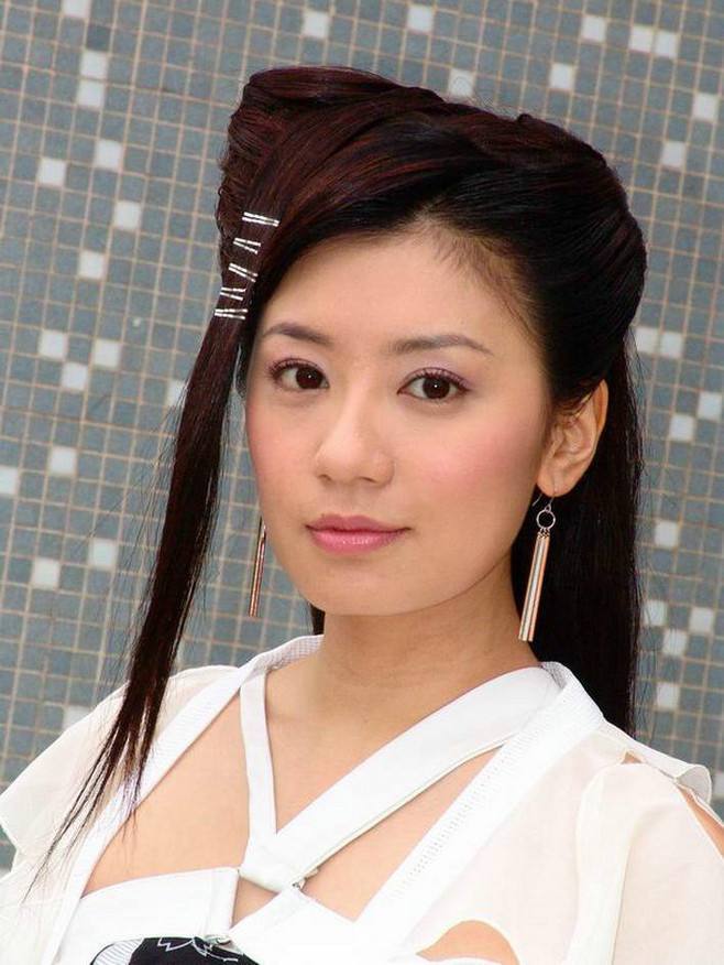 48岁贾静雯得急病后续化妆后出镜依然憔悴脸色难看黑眼圈走光