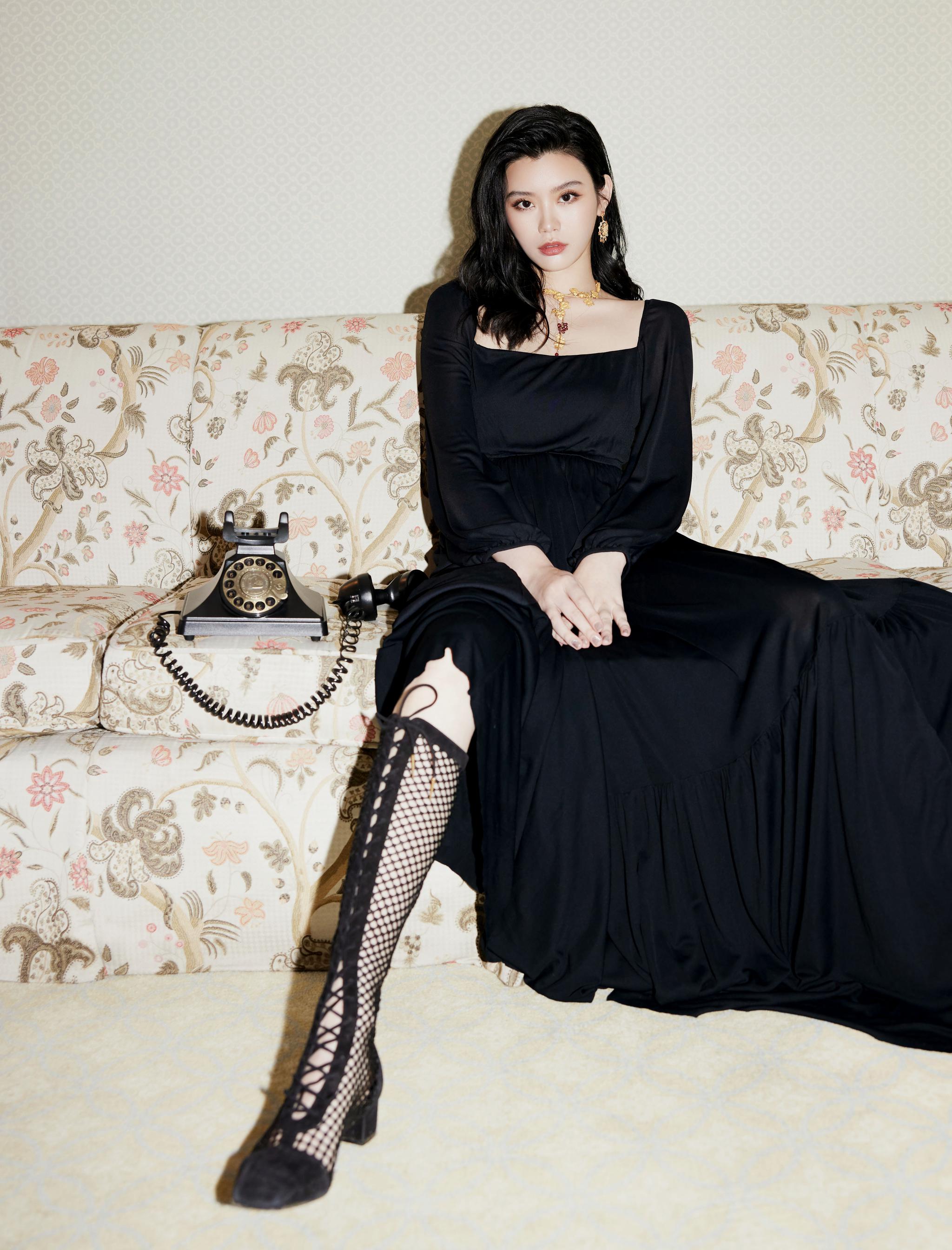超模@ming奚梦瑶 出席时尚活动,黑色方领长裙搭配复古镂空长靴