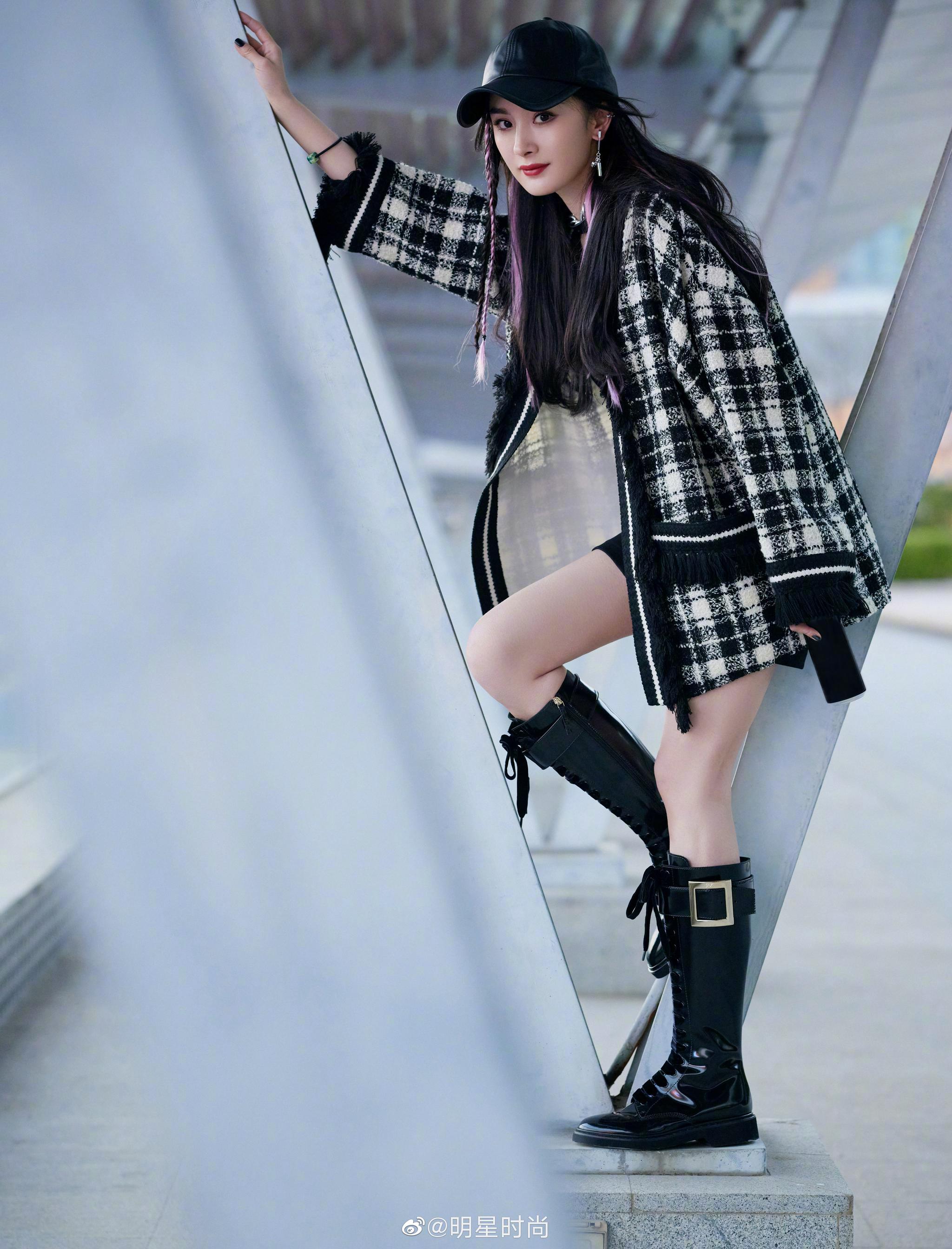 杨幂今日份的造型绝对是酷飒十足的街头女孩
