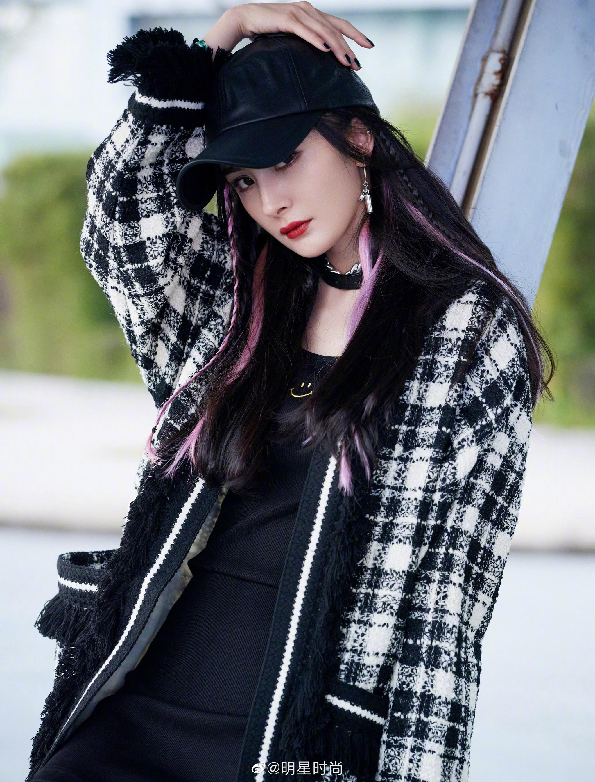杨幂今日份的造型绝对是酷飒十足的街头女孩