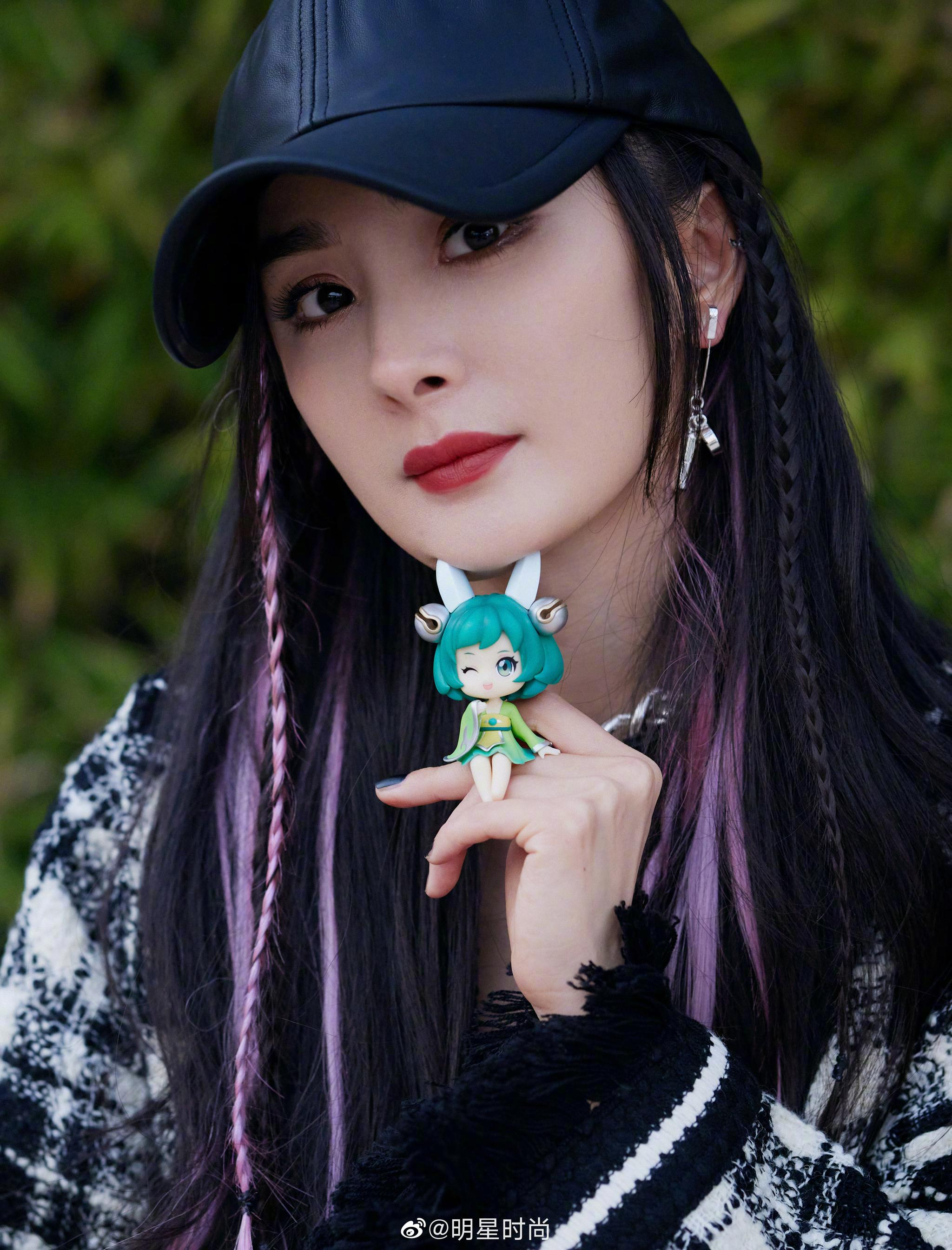 杨幂今日份的造型绝对是酷飒十足的街头女孩