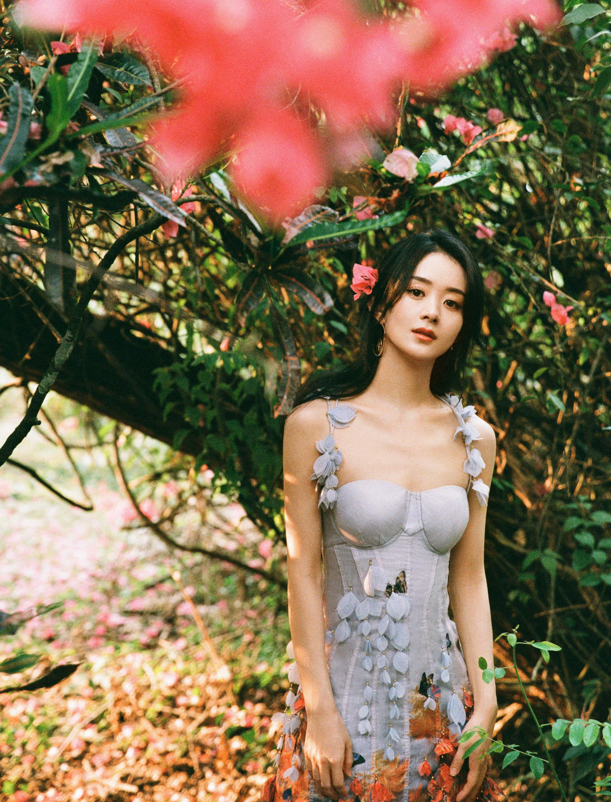 赵丽颖 身穿繁花长裙民族风满满,置身丛林当中凸显热带风情