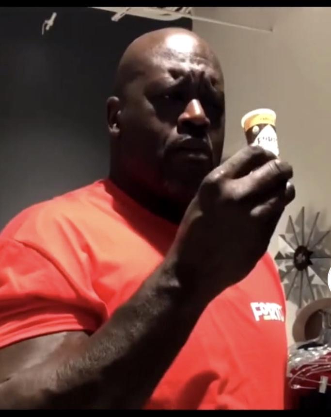 奥尼尔的手掌有多大所有物品在他手里都要变小玩手机打字都难