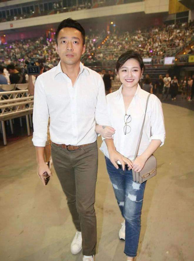 汪小菲与一年轻女子亲密照曝光