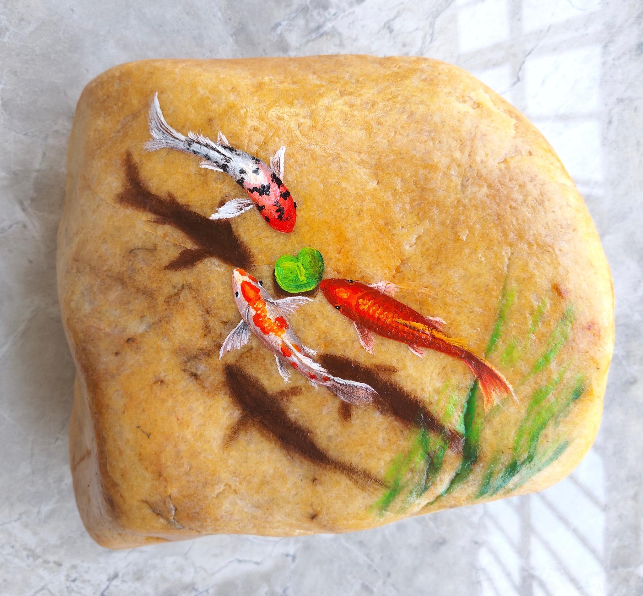 我的锦鲤油画石头画好了,一块普通的石头,经过艺术创作_高清图集_新浪