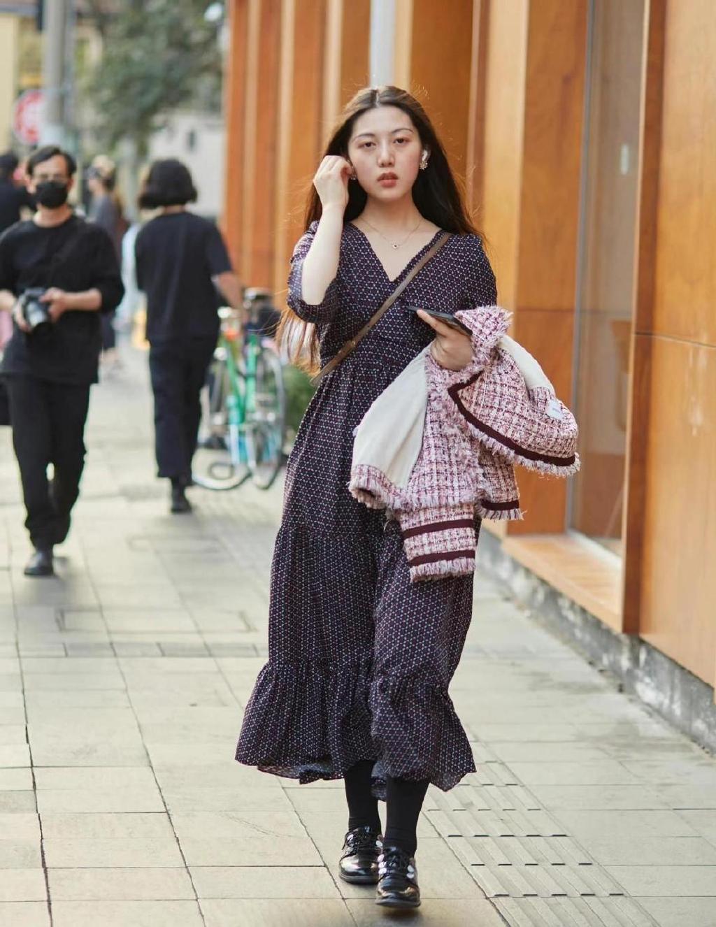 上海街头文艺的美女好多,穿搭复古还典雅,又高级又温柔|复古|文艺|牛仔裤_新浪新闻