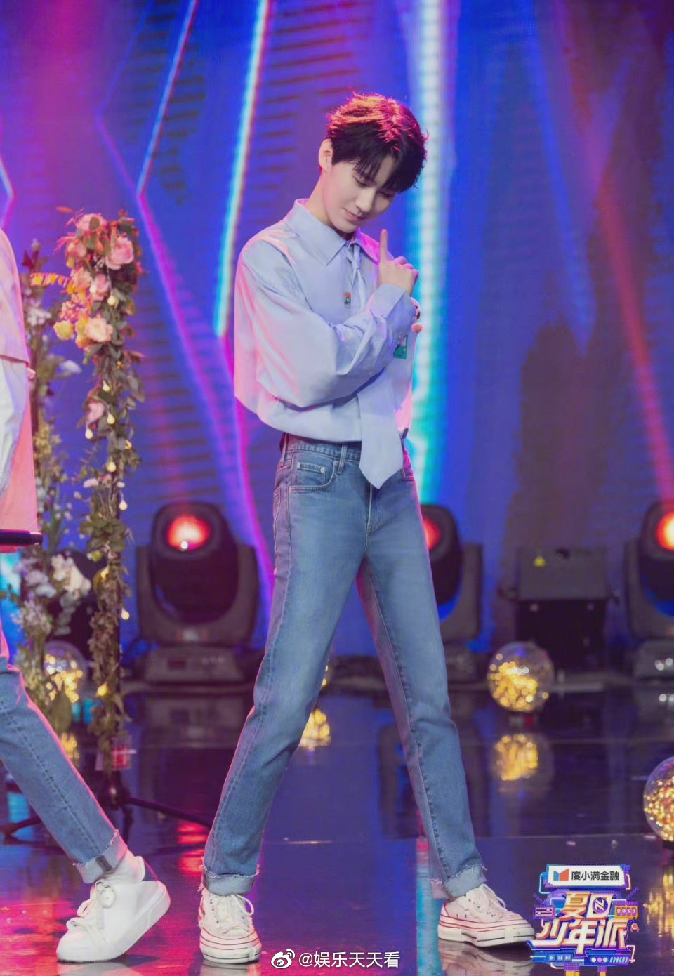 张真源的烦恼:腰太细,腿太长……提裤子还不是因为身材太好!