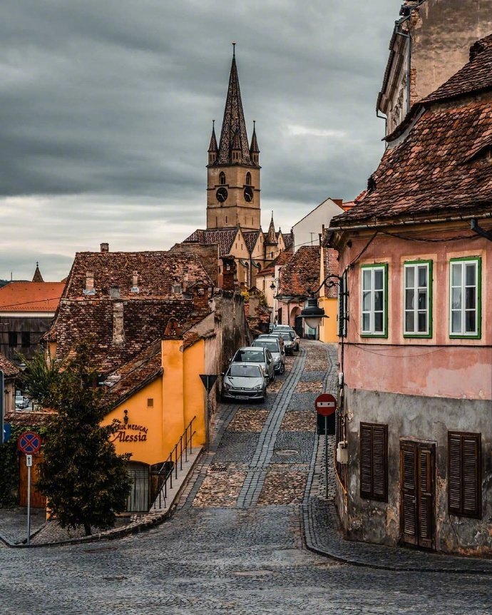 欧洲小镇街头,从容安静,悠然自得