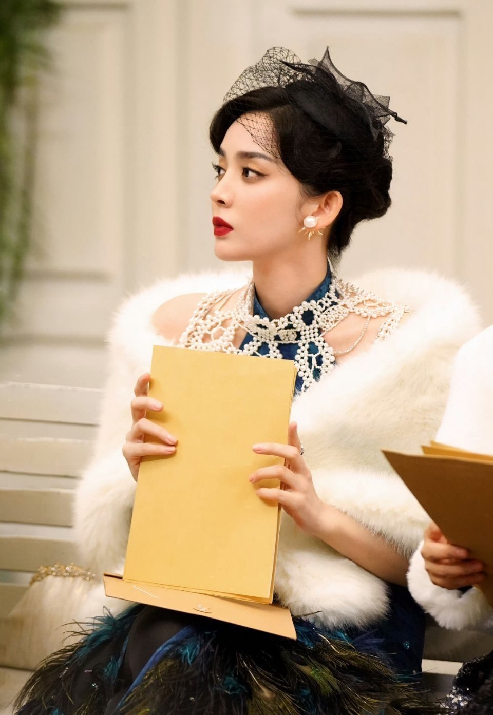 娜扎萌探3旗袍剧照9615～ 珍珠旗袍77白色毛披肩……_高清图集