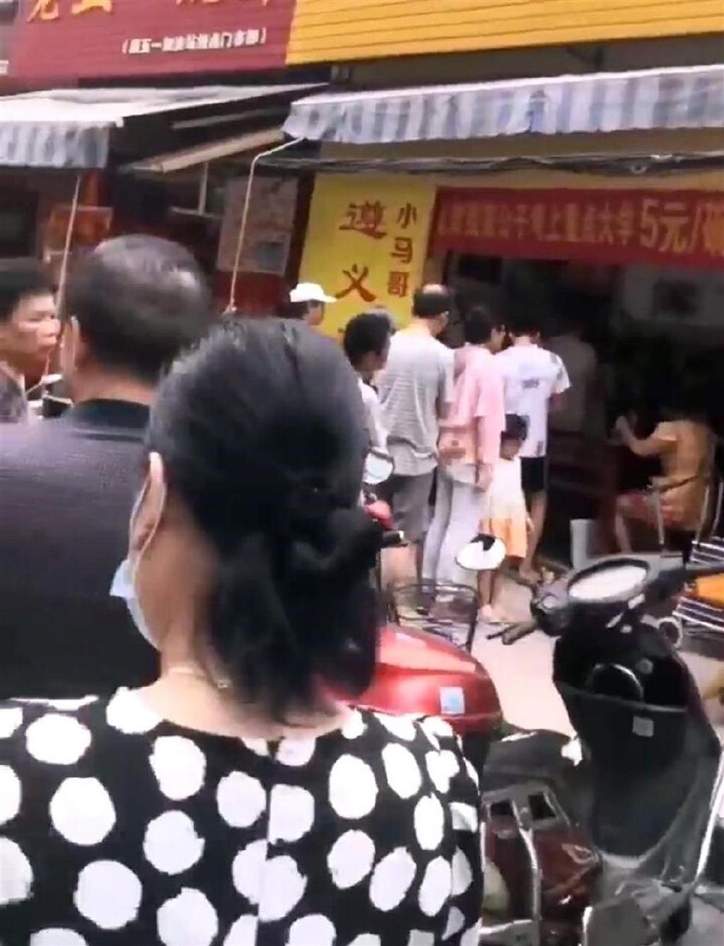 儿子考上北京重点大学，母亲粉店庆祝肉粉半价一个月，与众人同庆休闲区蓝鸢梦想 - Www.slyday.coM