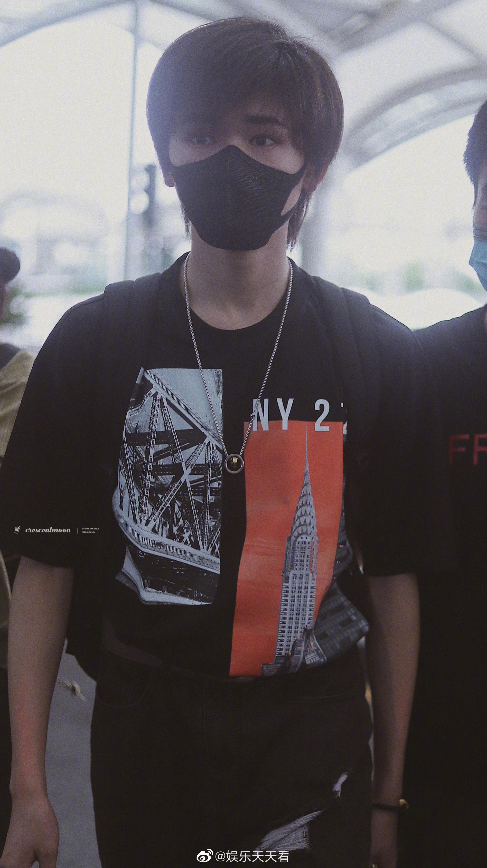 宋亚轩广州重庆饭拍~剪短头发露出精致眉眼,清爽迷人