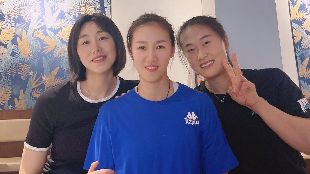 前女排国手晒近照：退役未发福仍明艳动人，因个子不高被郎平弃用|王娜|女排|郎平_新浪新闻