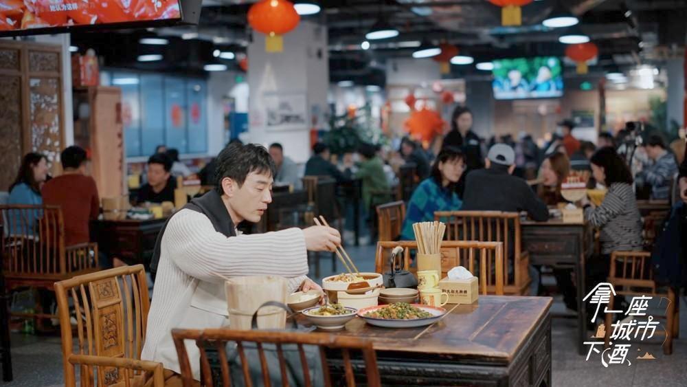 演戏有张力多重要,李光洁一个站姿将氛围感拉满,戏外转头变吃播休闲区蓝鸢梦想 - Www.slyday.coM 演戏有张力多重要,李光洁一个站姿将氛围感拉满,戏外转头变吃播休闲区蓝鸢梦想 - Www.slyday.coM