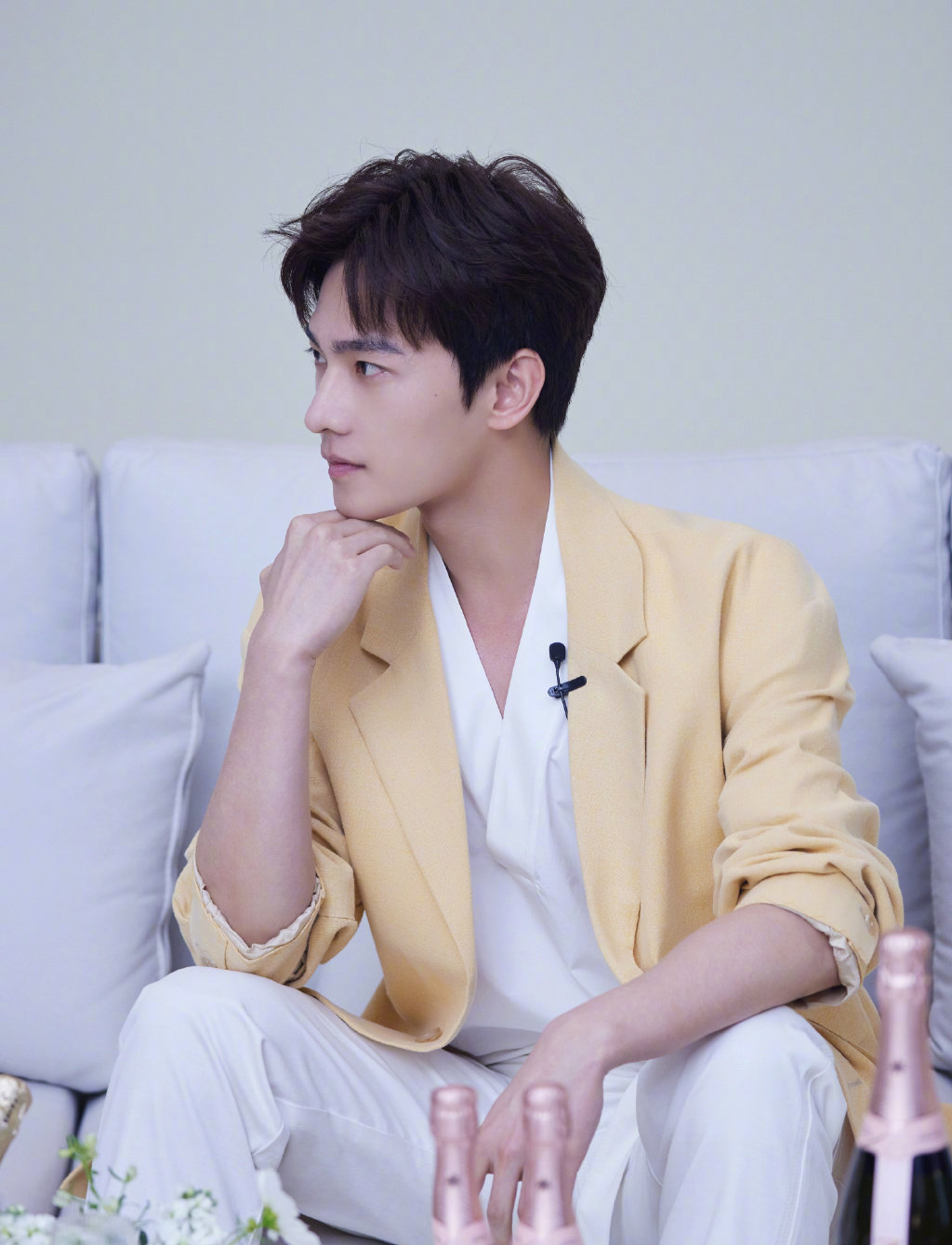 杨洋穿着dunhill拼接套装,俊朗面容搭配这腰身