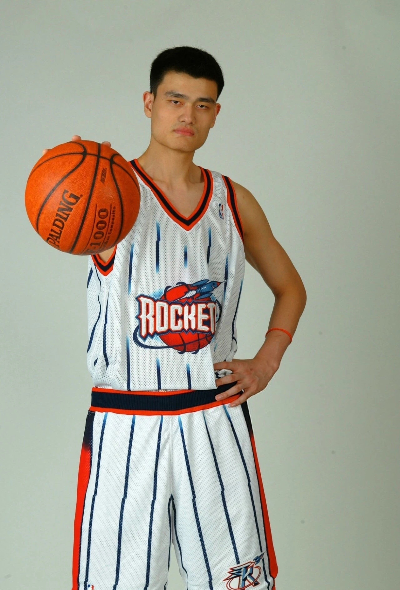 姚明在火箭初期拍摄的定妆照,好青涩啊!_高清图集_新浪网