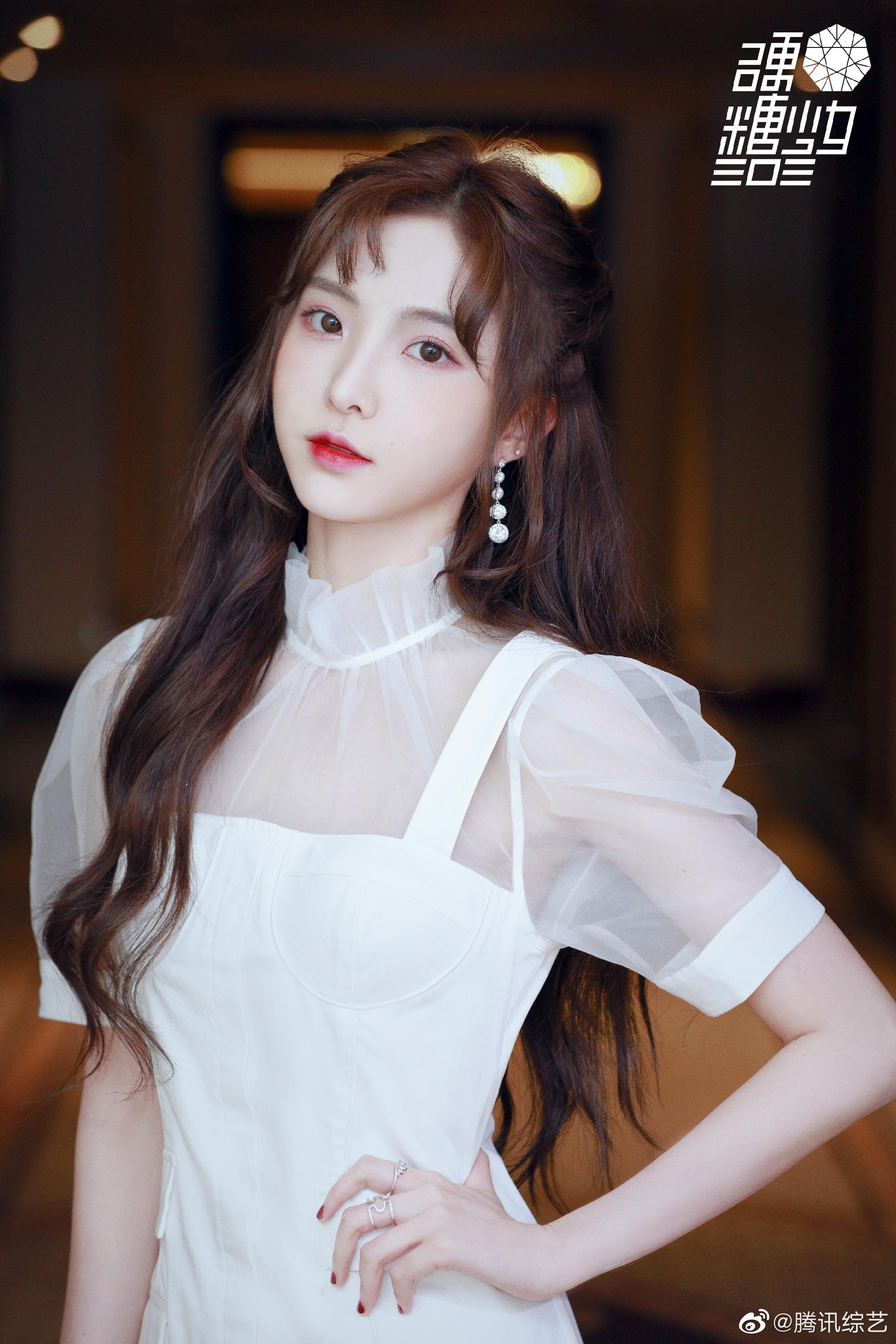 上海时装周造型彰显少女温柔气质