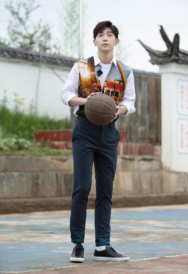 邓伦任嘉伦演绎潮流新穿搭,轻松打造绅士优雅风,还不赶紧学起来