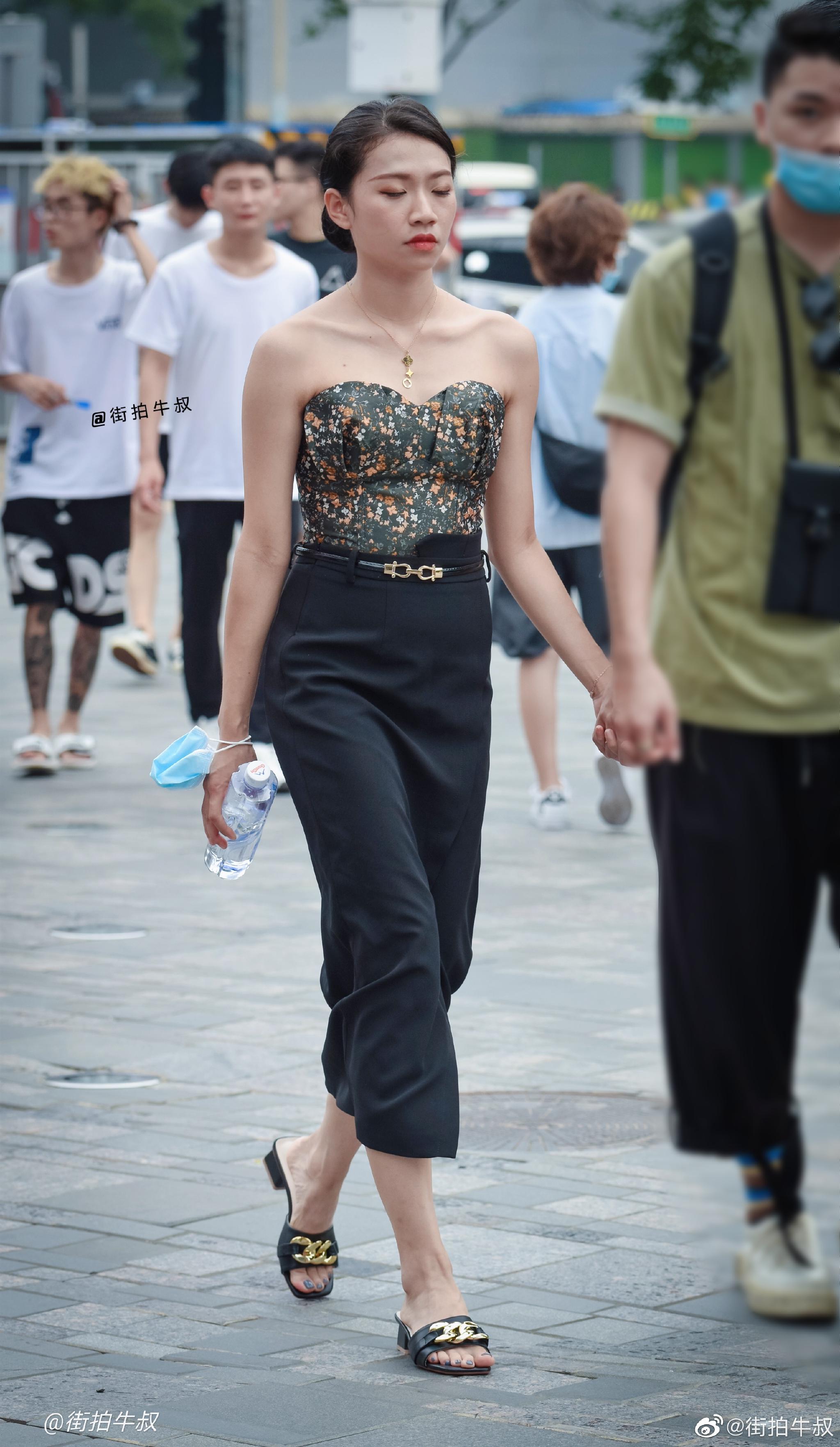 美女穿着碎花裹胸背心出街,性感拉风__财经头条