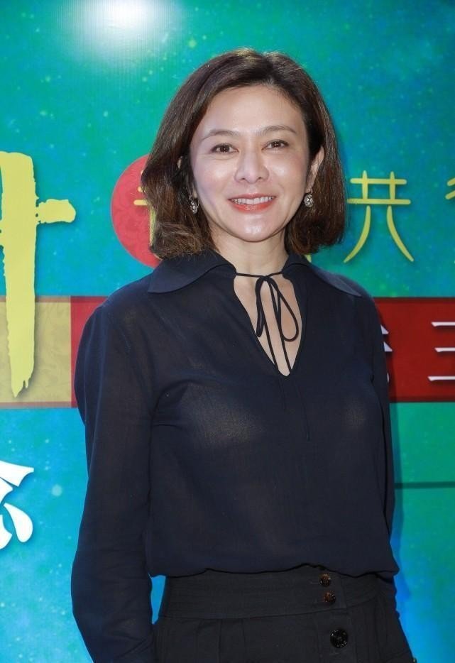关之琳的优雅老去很耐看,简单用黑衬衫配黑裙,不化浓妆也很高级