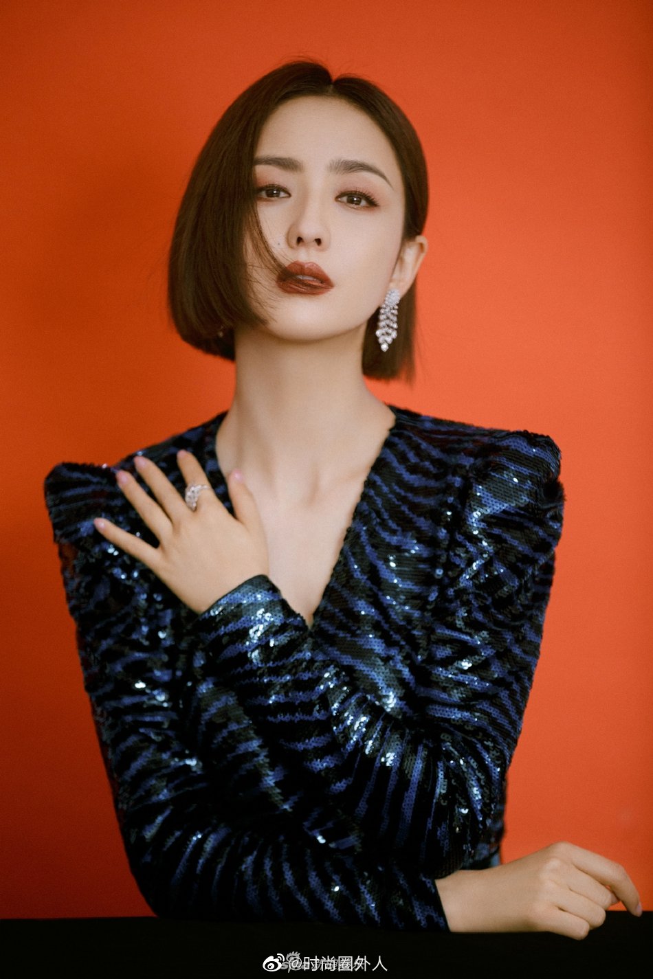 最新写真 身穿深v亮片短裙 长腿气场强大 精致的职场女性 最新写真 身穿深v亮片短裙 长腿气场强大 精致的职场女性