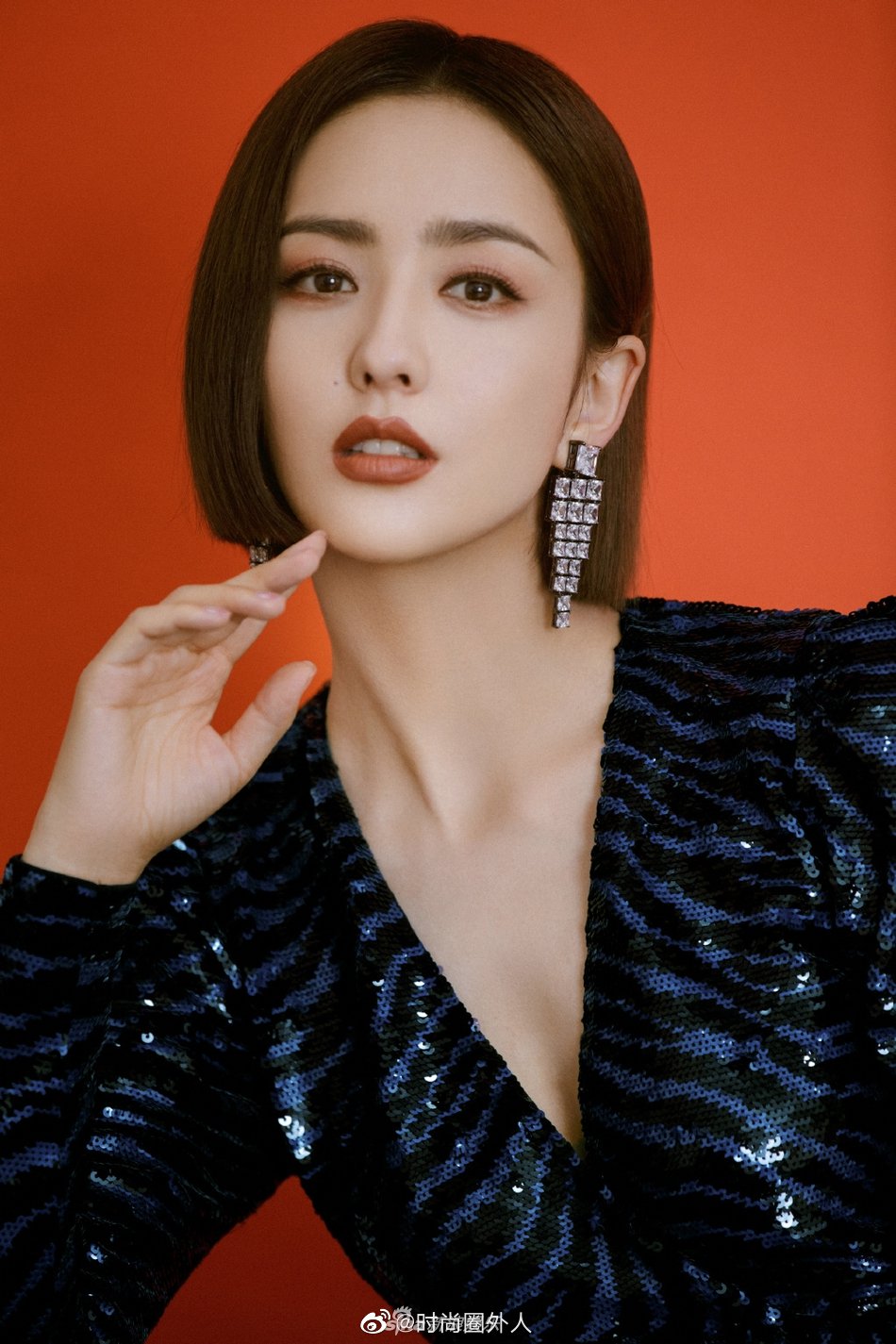 最新写真 身穿深v亮片短裙 长腿气场强大 精致的职场女性 最新写真 身穿深v亮片短裙 长腿气场强大 精致的职场女性