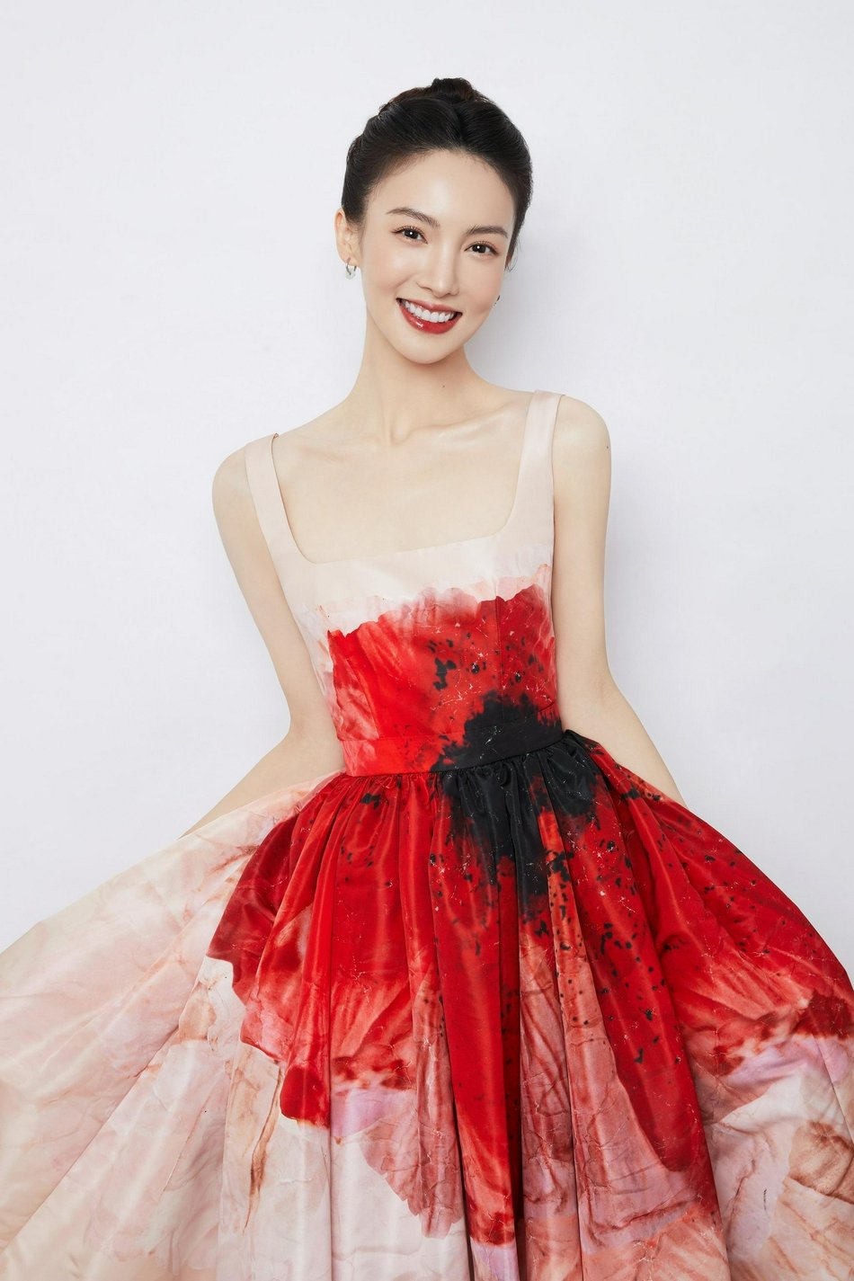 金晨穿浅粉泼墨裙天鹅颈吸睛灿笑嫣然好美