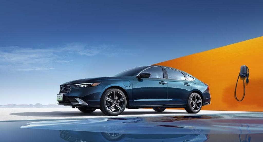 比纯电猛比燃油省这款插混给b级轿车市场加的什么猛料