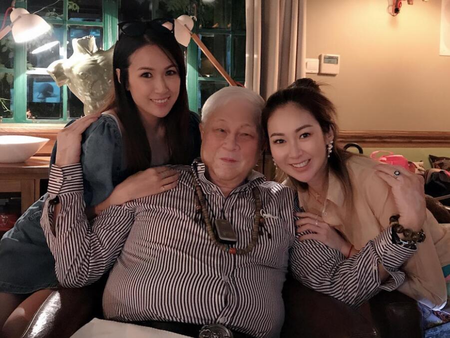 庄思明与双胞胎姐姐庄思华同庆36岁,与父亲一齐唱歌,温馨满满|庄思明