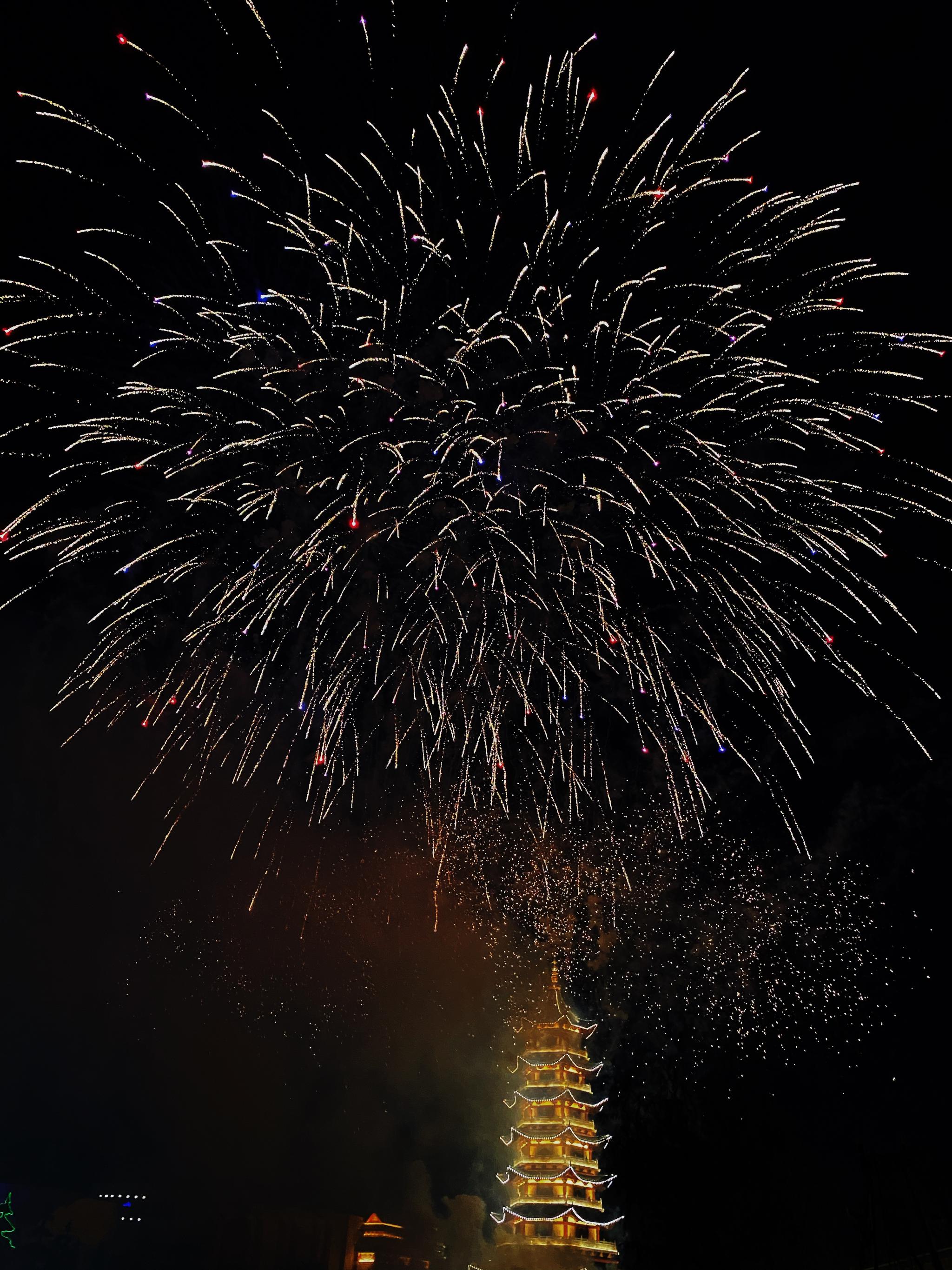 今夜的烟花太美了,点亮荆州方特璀璨的夜空