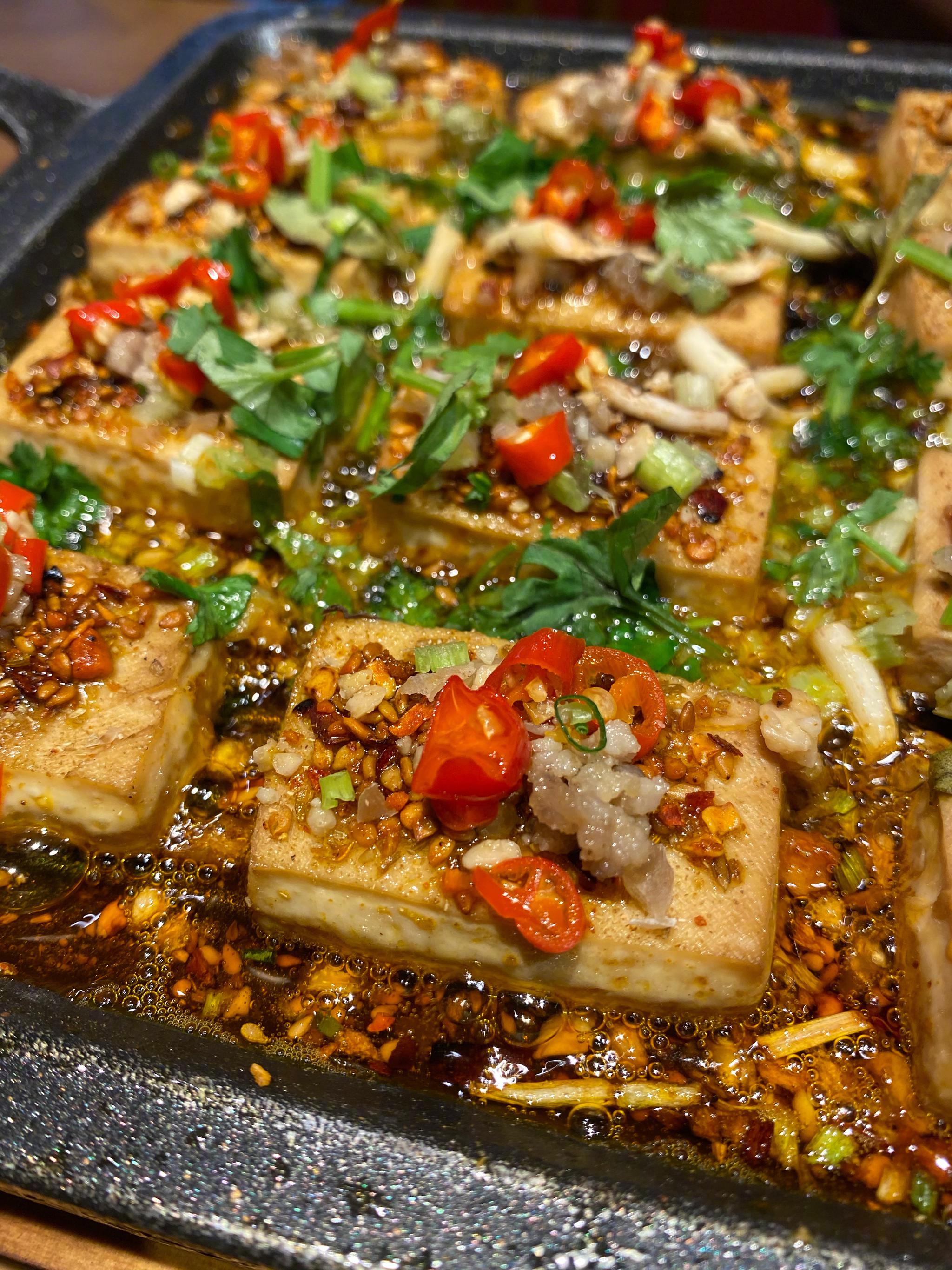 今天是个大日子,我跟折耳根和解了.就因为这个菜,铁板包浆豆腐