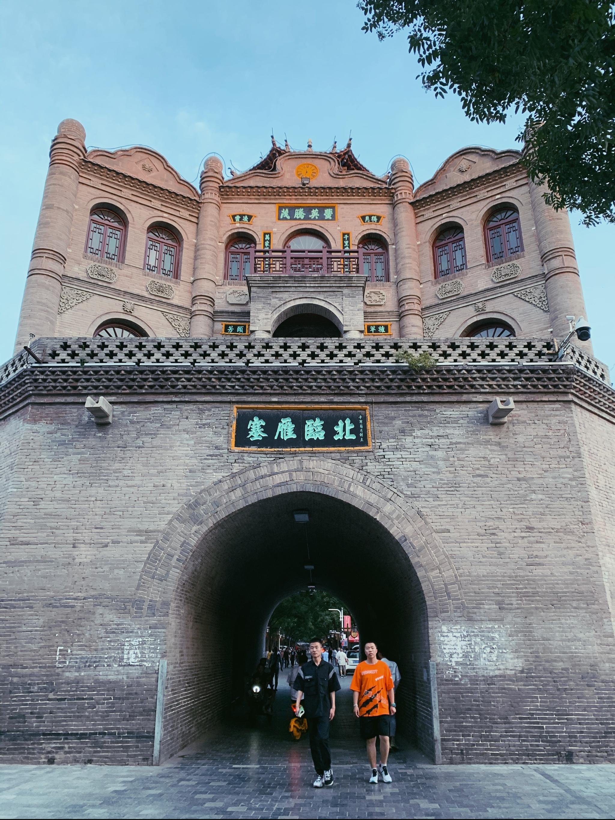 第一次来榆林,走了六楼骑街的大街,在二街夜市吃了碗托