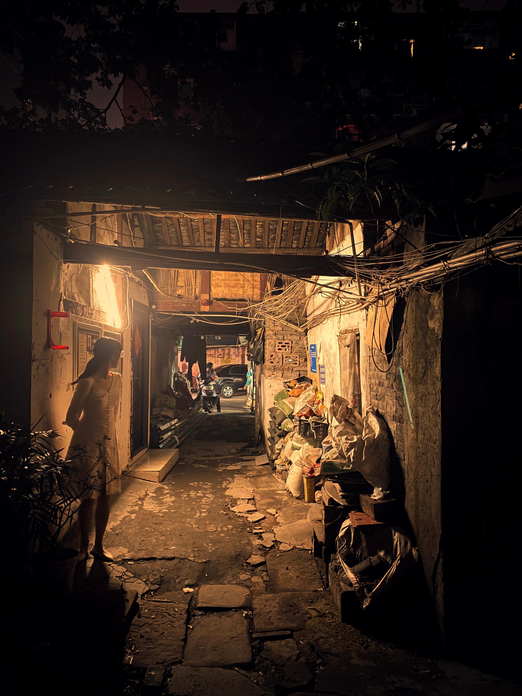 成都老城里还零零散散地分布着一旧房子,成为老成都的最后记忆.