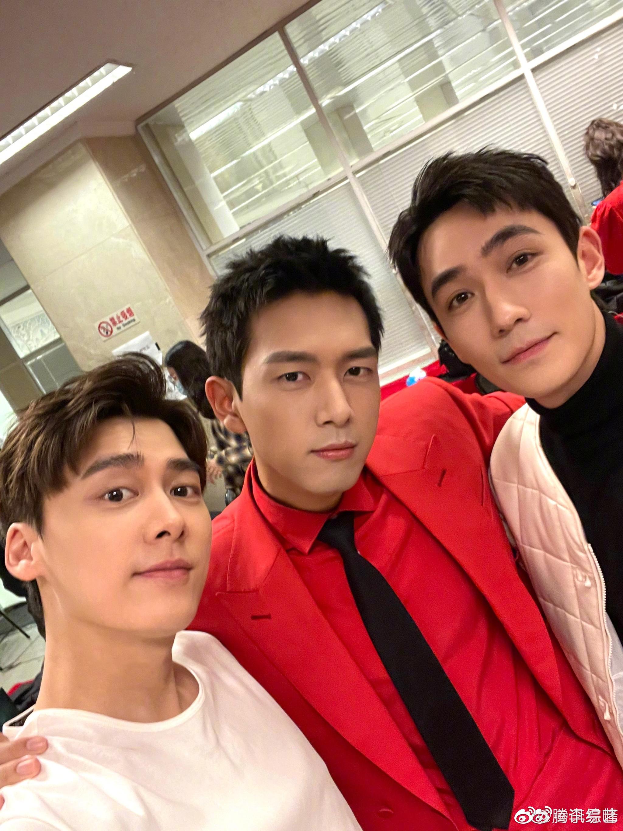 帅哥台下合影来了