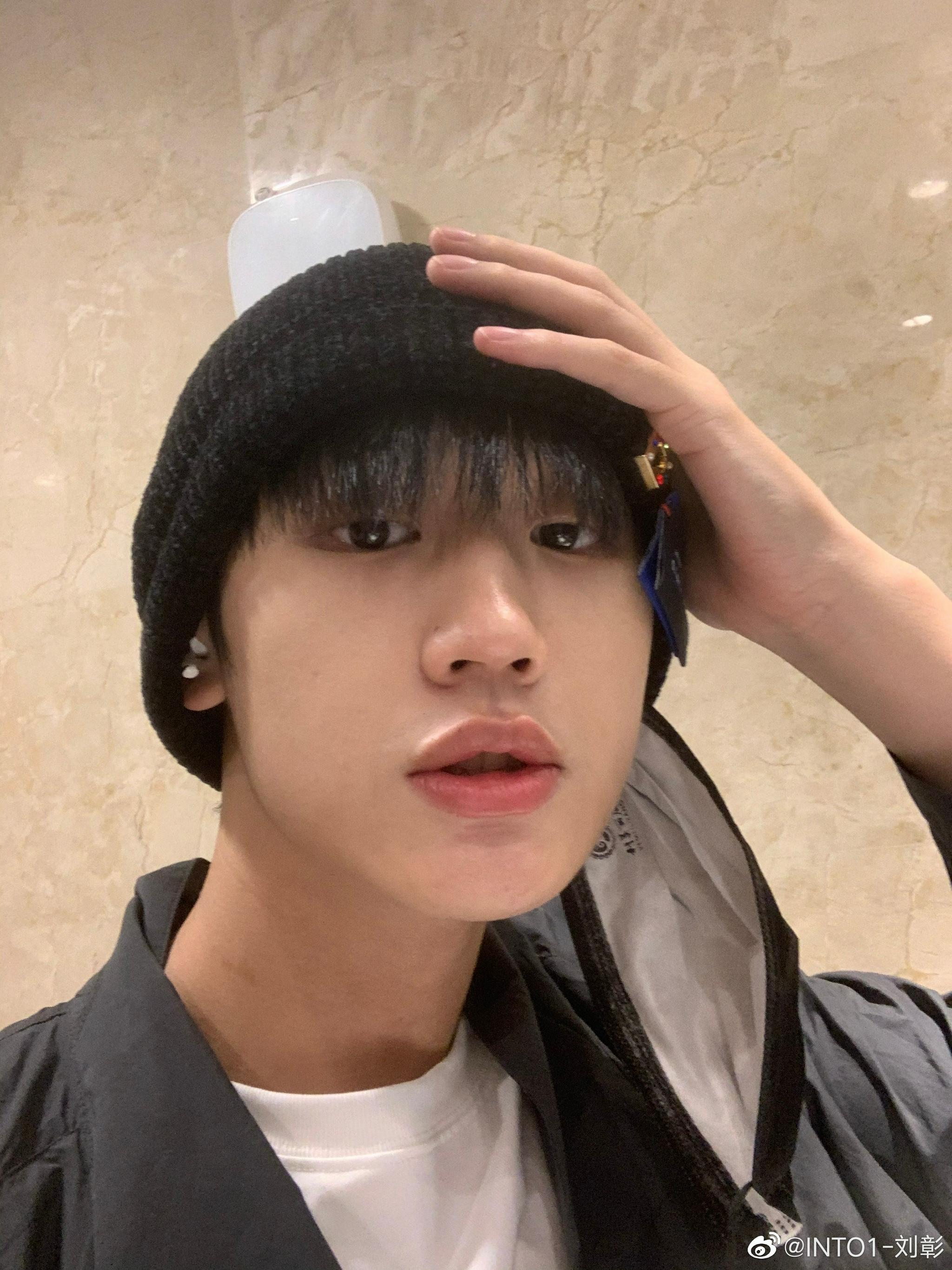 刘彰微博更新自拍 刘彰:久违的黑发 是芝麻汤圆!好帅 !