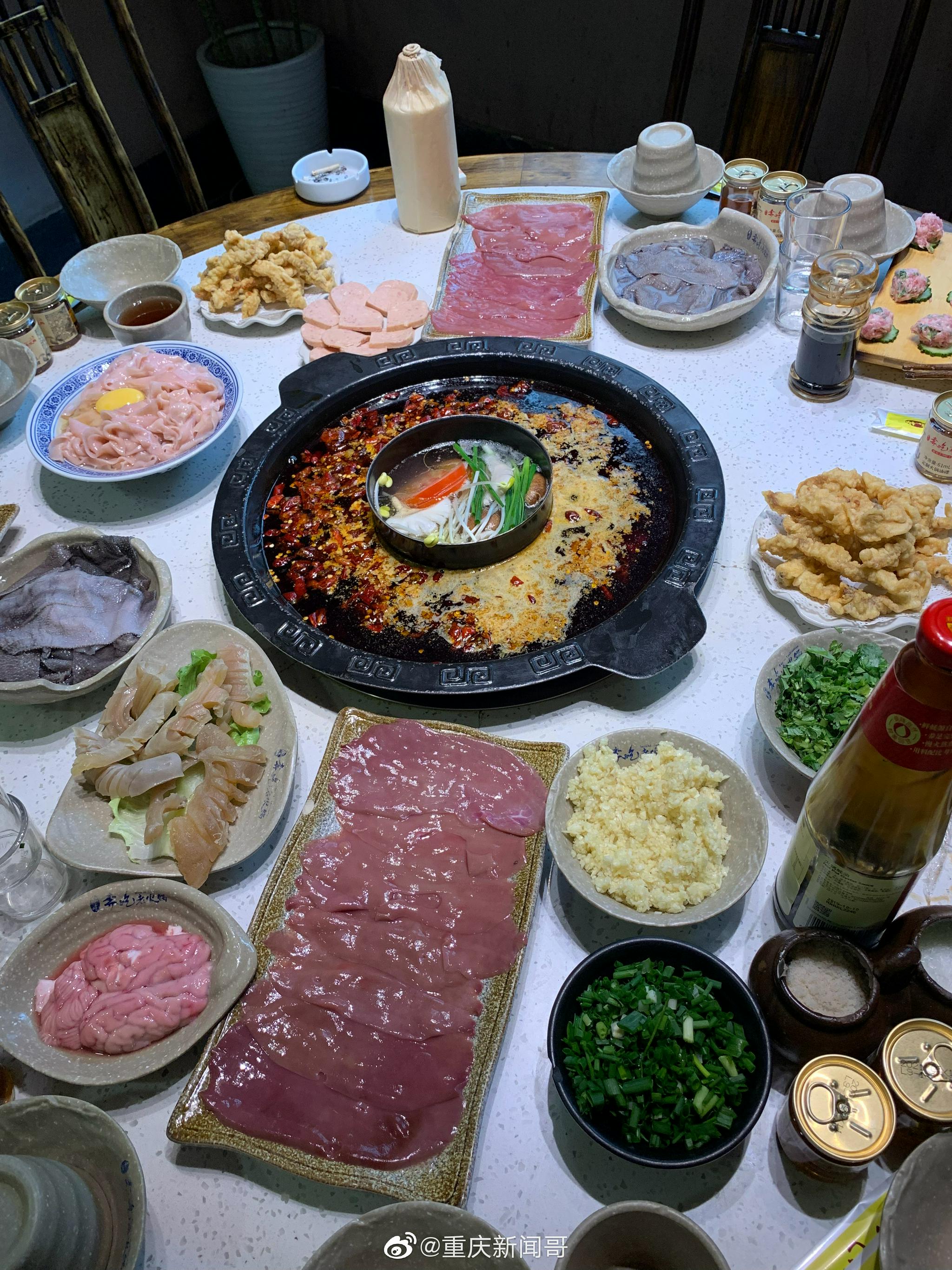今天晚上,请几个巴蜀中学的老同学吃饭,包房吃的火锅