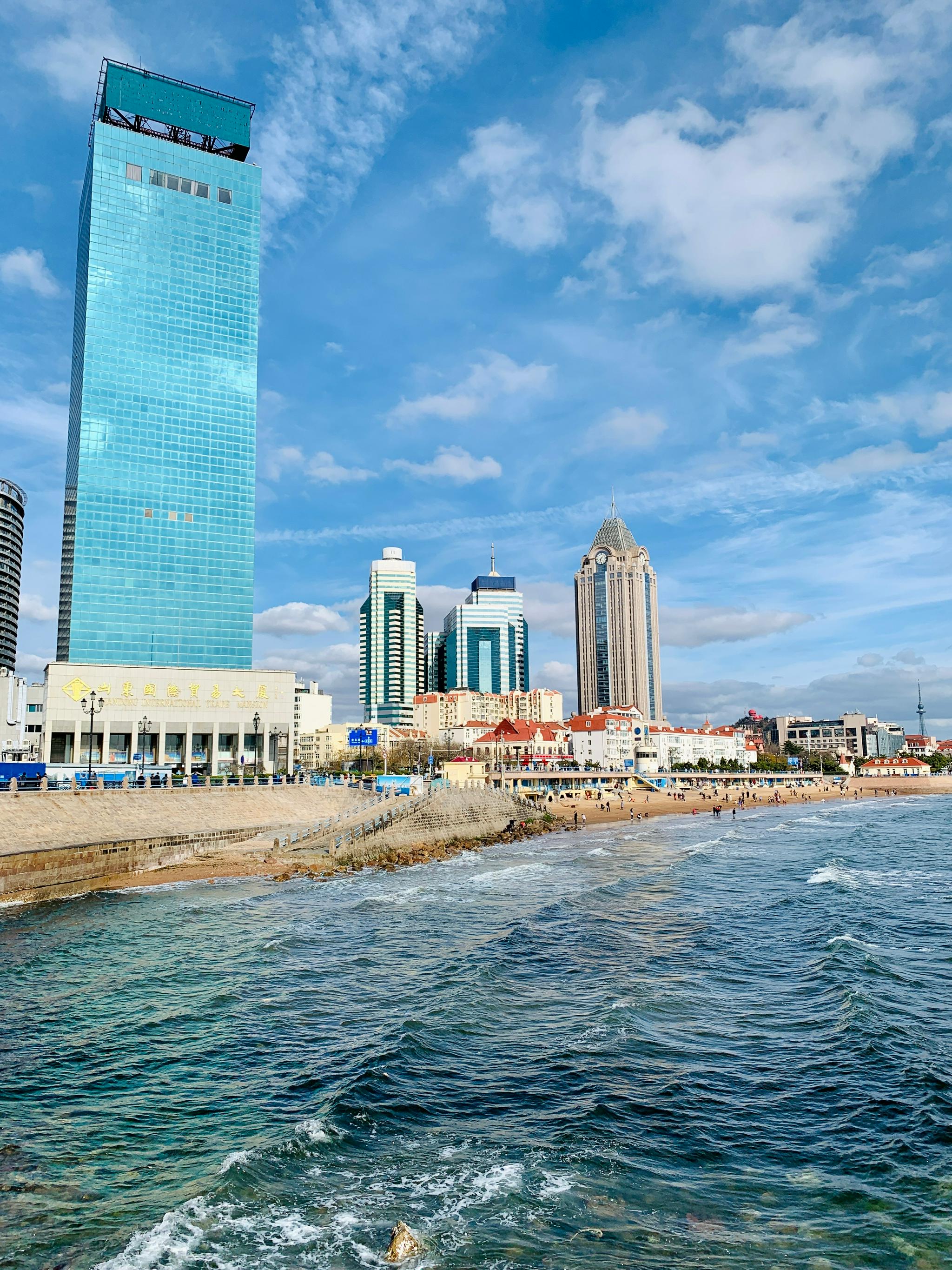 初冬的青岛山青海碧温度适宜在栈桥散散步喂喂海鸥