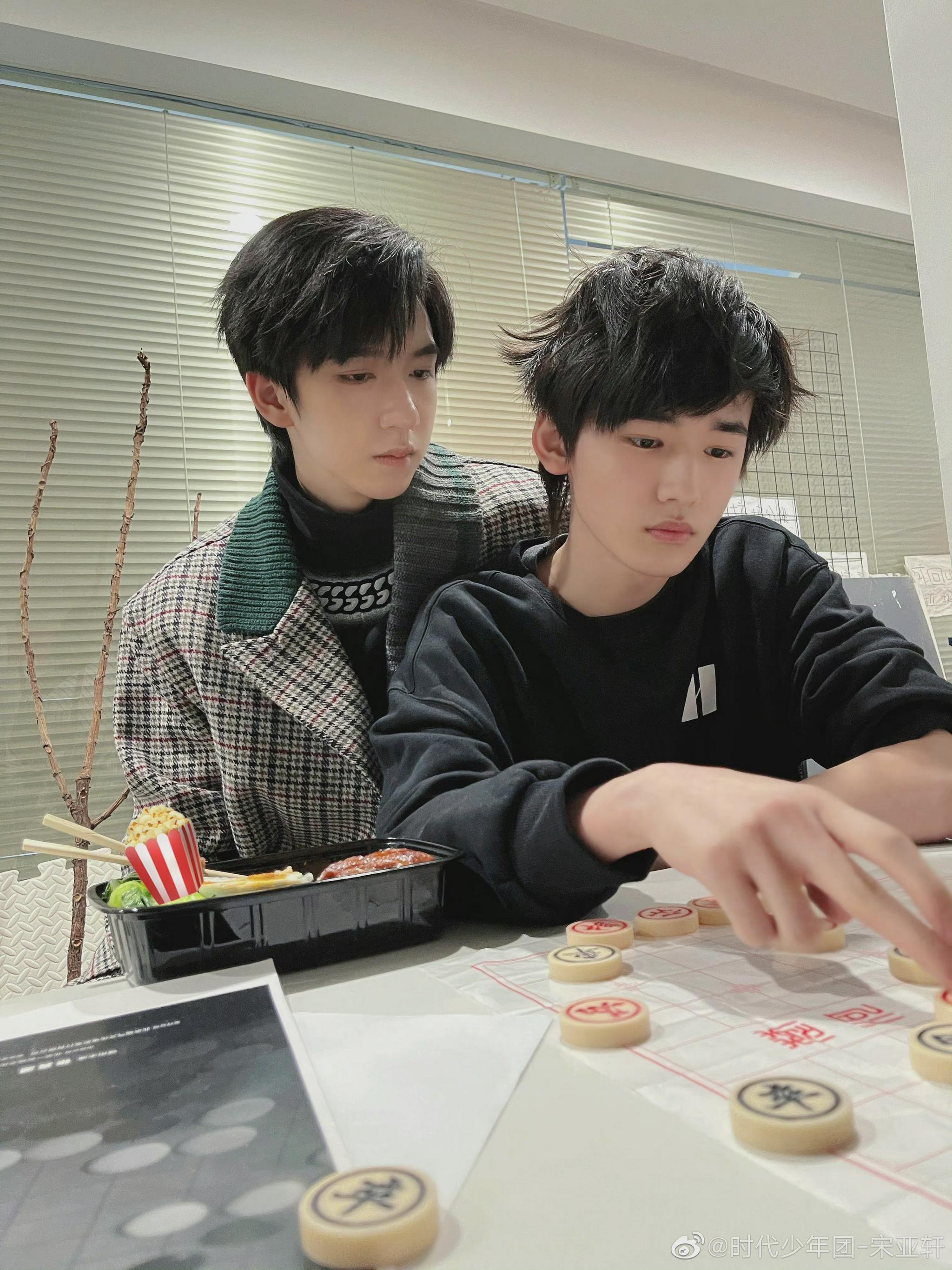 宋亚轩贺峻霖下象棋合影照# @时代少年团-宋亚轩下象棋 认真脸,战况