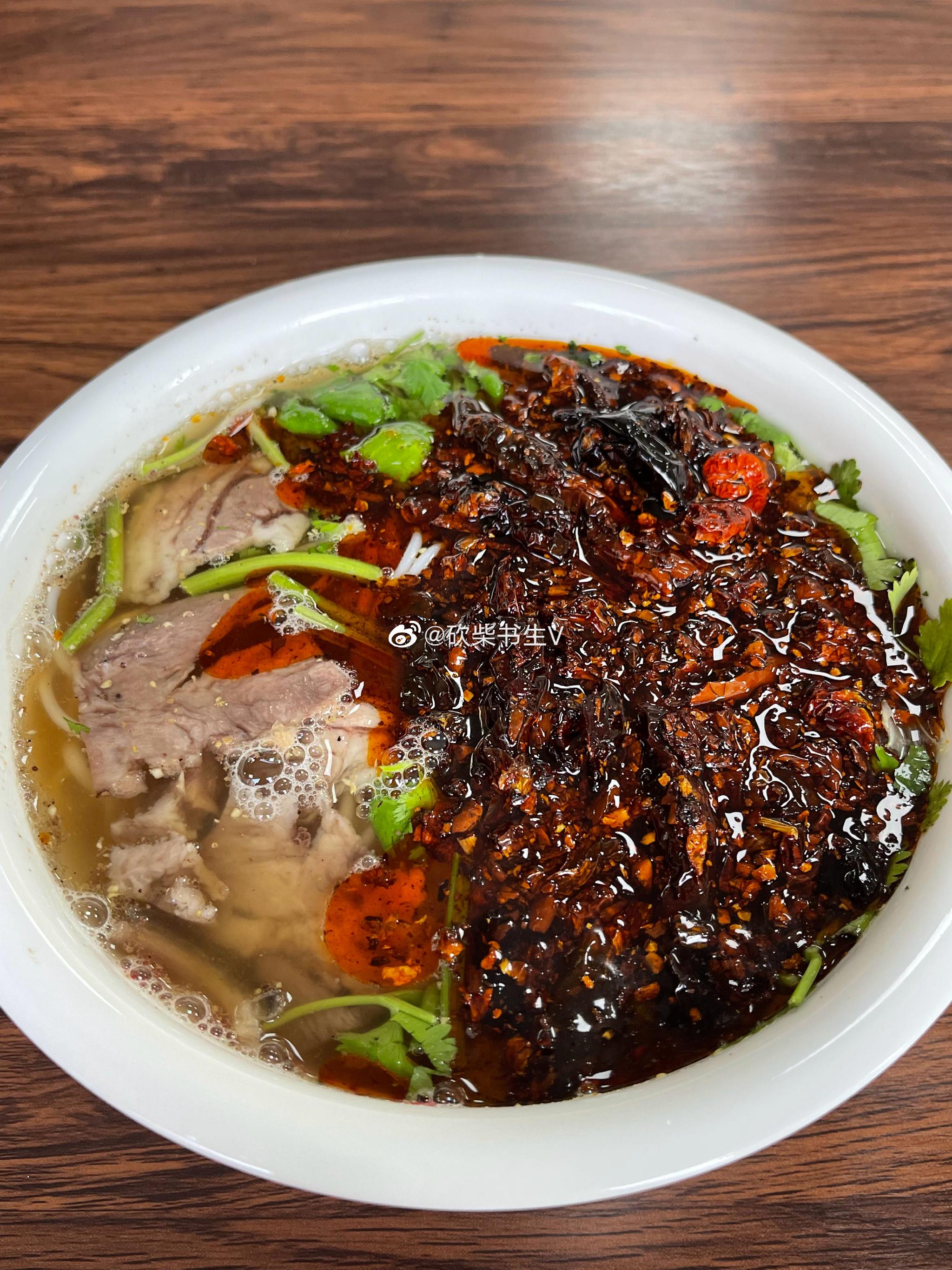 贵州羊肉粉很多,最出名的有三个: 水城羊肉粉,是清香