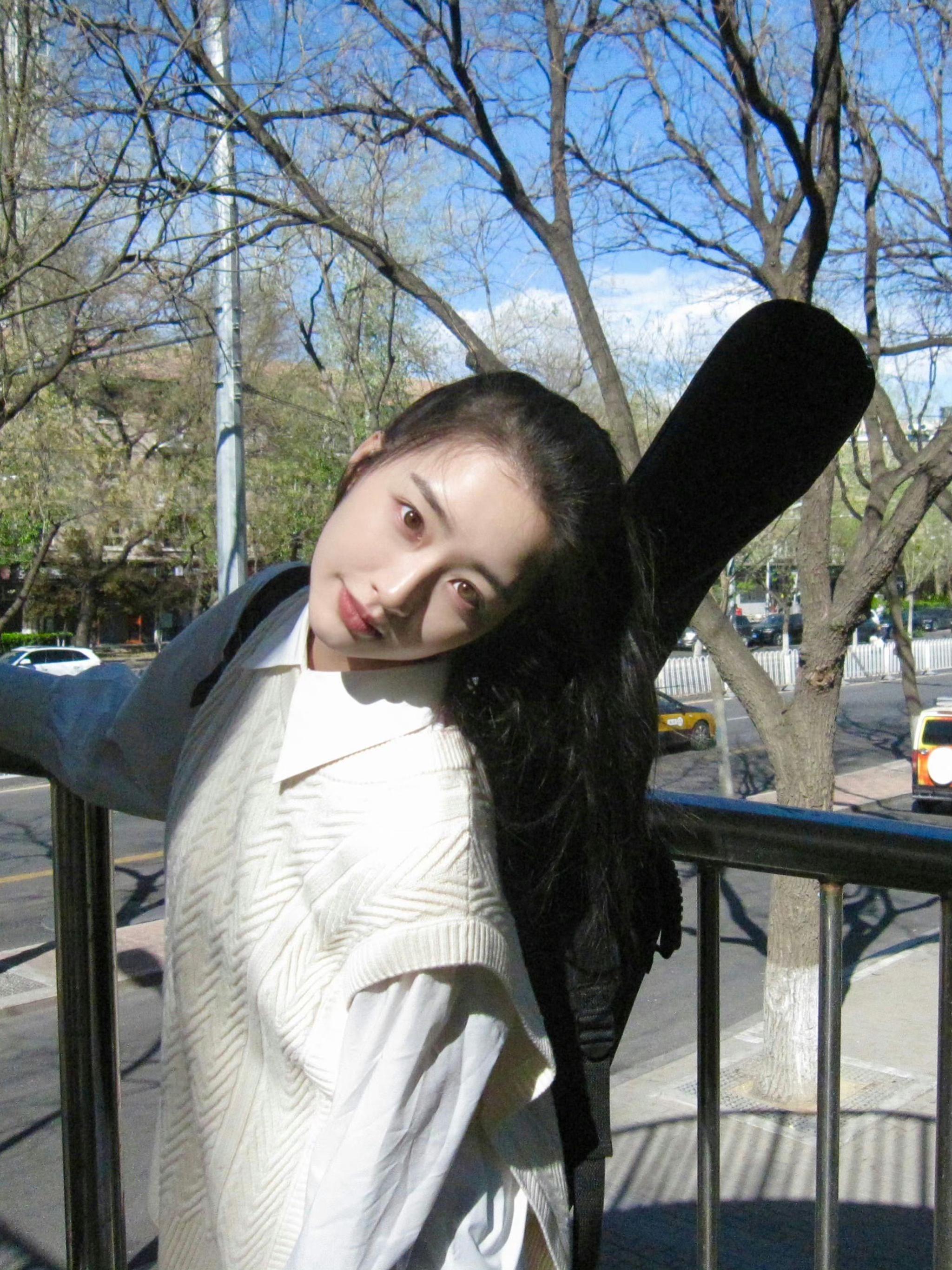 邓恩熙18张氛围感照片合集05很美很有灵气的妹宝