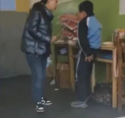 用棍子抽打、指挥其他学生扒裤子！河北一老师体罚学生被解聘休闲区蓝鸢梦想 - Www.slyday.coM