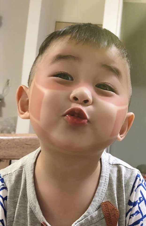 小宝贝口罩戴的一定很认真吧!